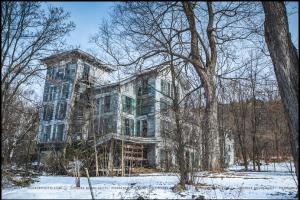 The abandoned hotel lost in the woods