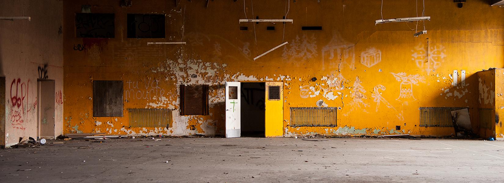 Vieux gymnase abandonné de l'Institut Doréa