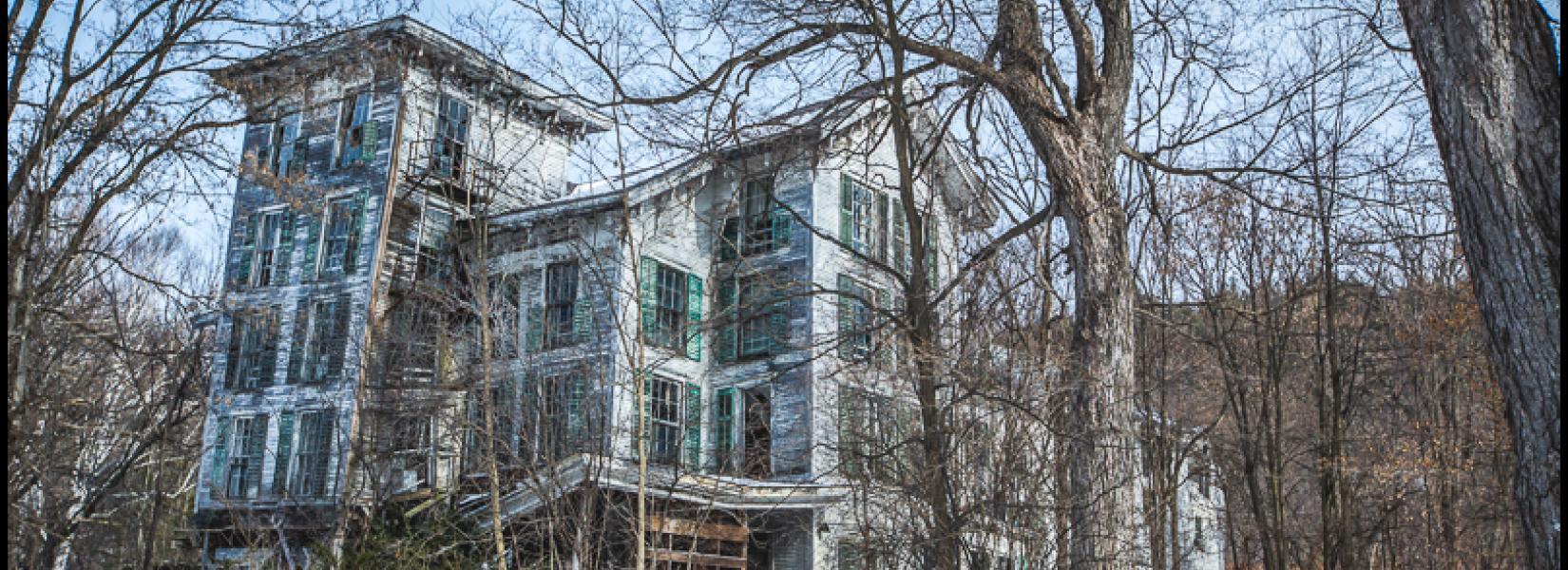 The abandoned hotel lost in the woods