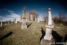 Le cimetière et l'église abandonnée de Rivière-La Guerre